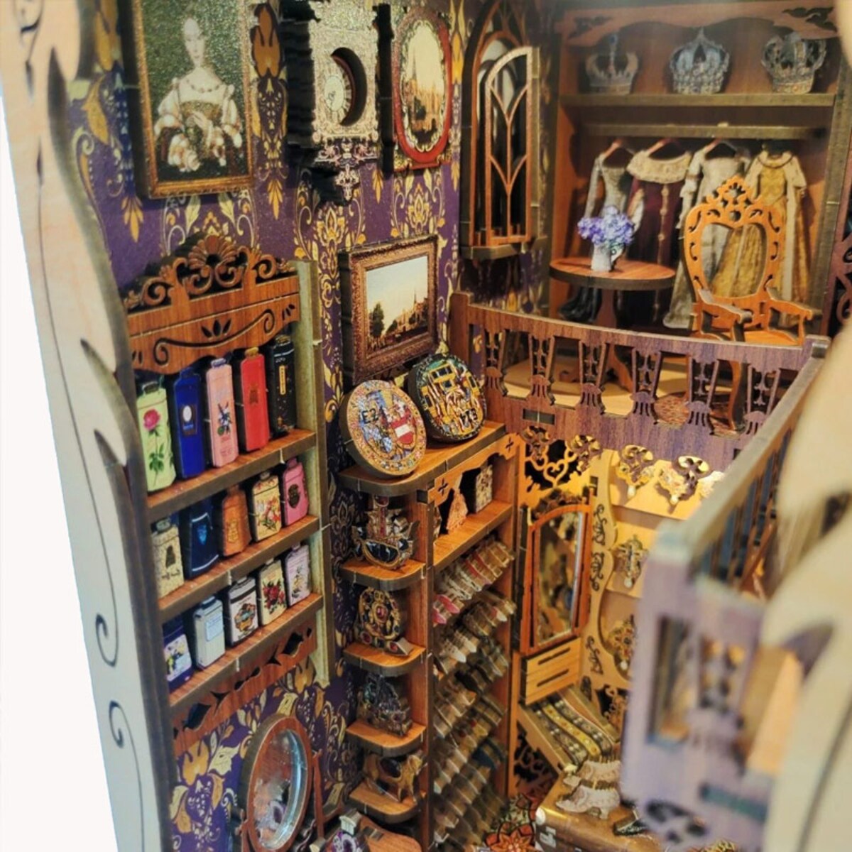 Miniaturowy domek Book Nook - Królewska garderoba