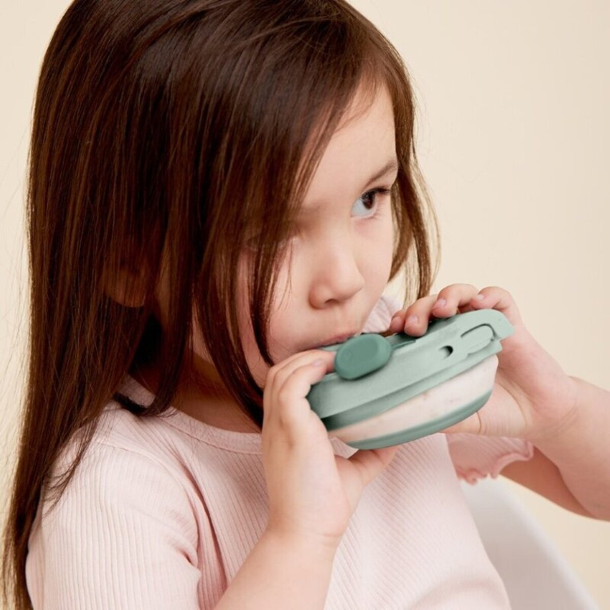 Silikonowa miseczka z pokrywką do karmienia niemowląt i dzieci szałwia b.box