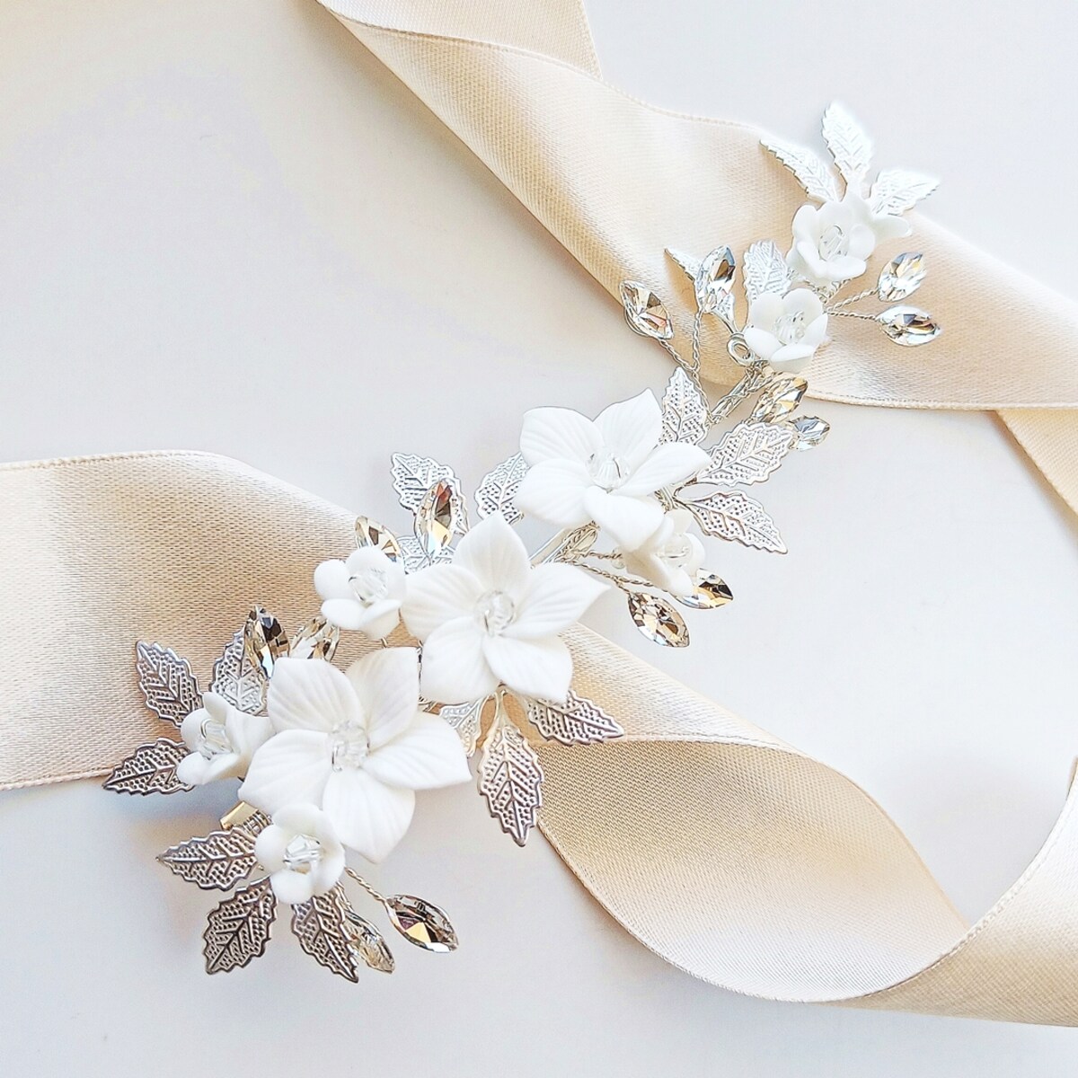 Efektowna srebrna spinka do włosów z kwiatami i cyrkoniami