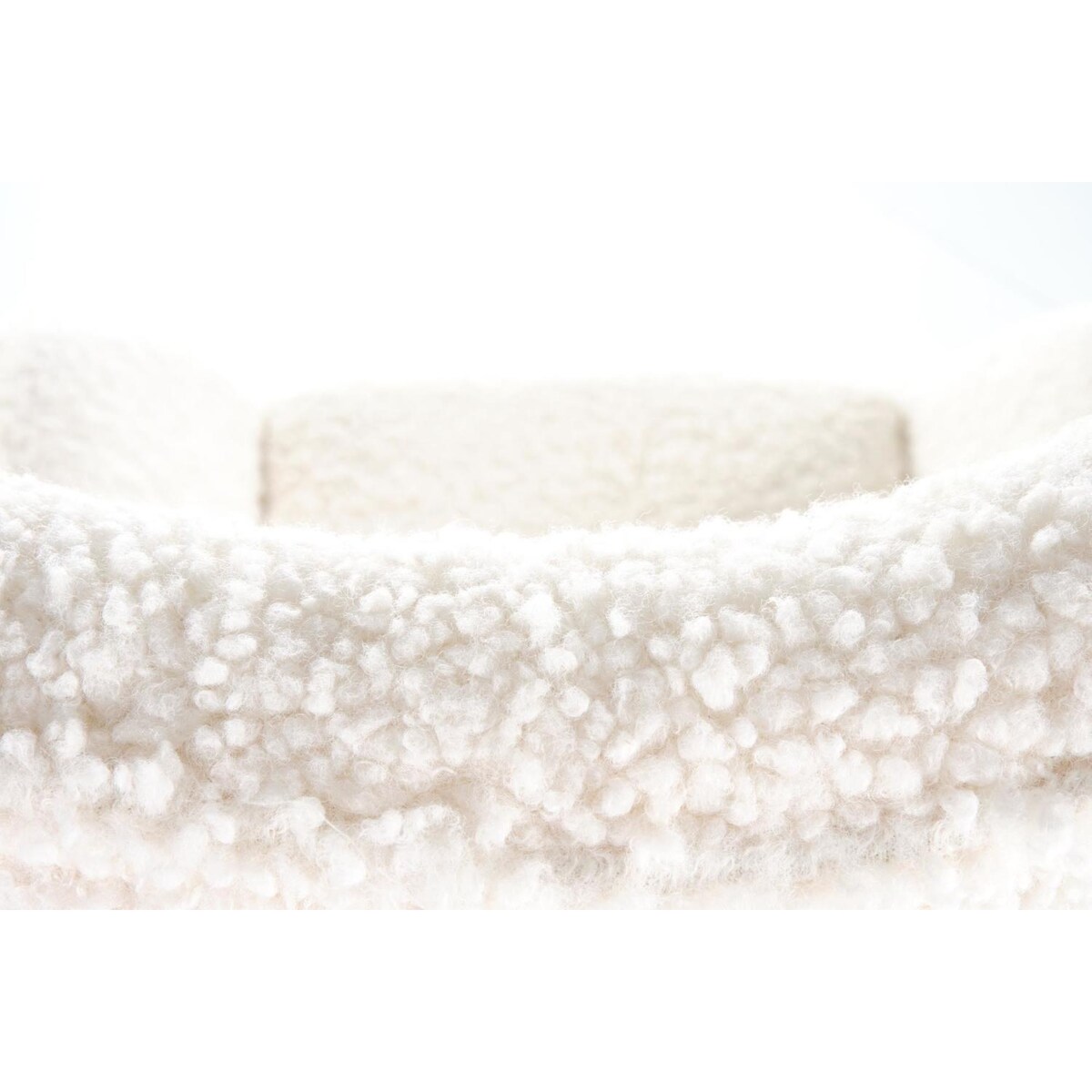 FOTEL NA BIEGUNACH Fadil KREMOWY tkanina bouclé ZŁOTE NOGI