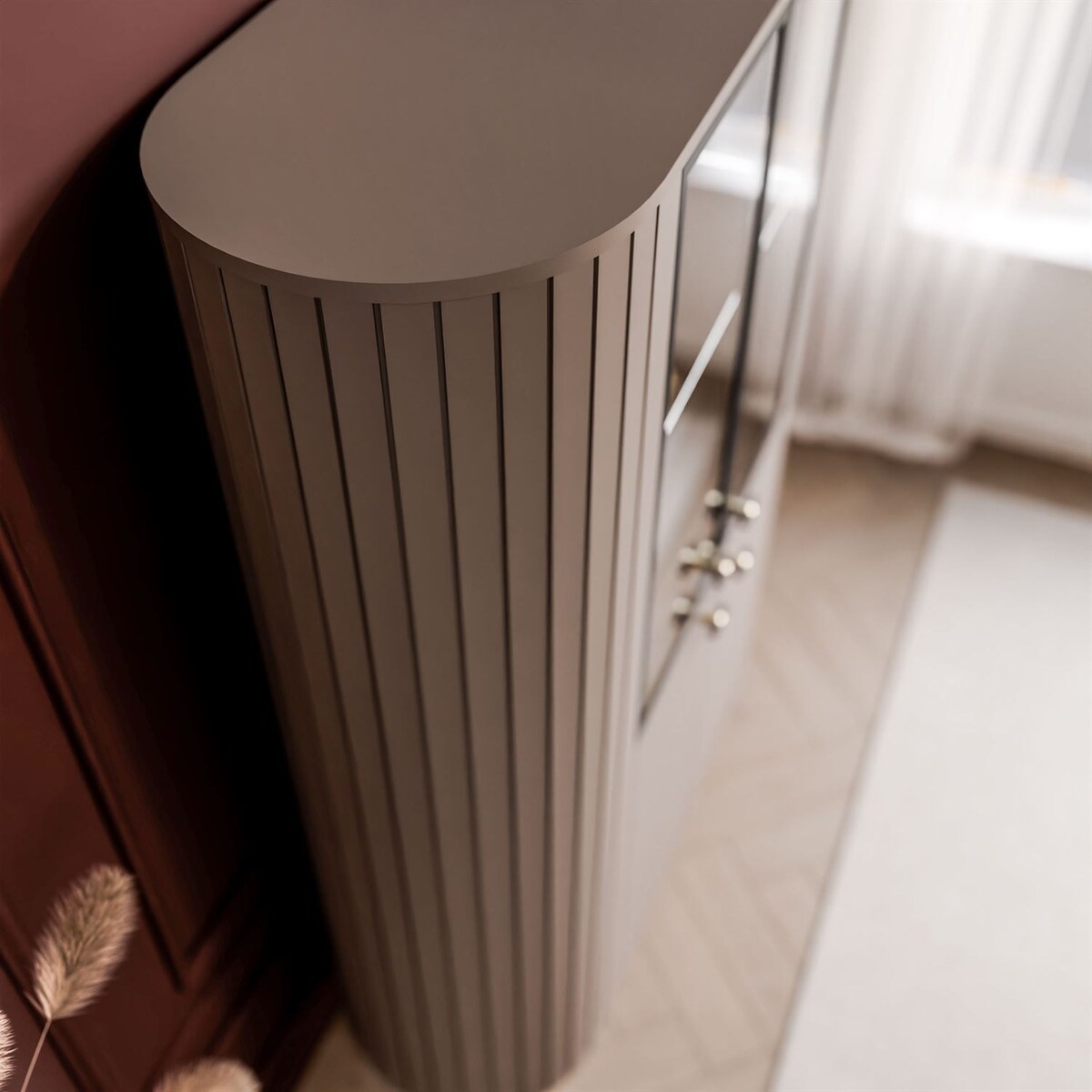 Witryna ELODIE II z oświetleniem LED, kaszmir / nóżki i uchwyty czarne