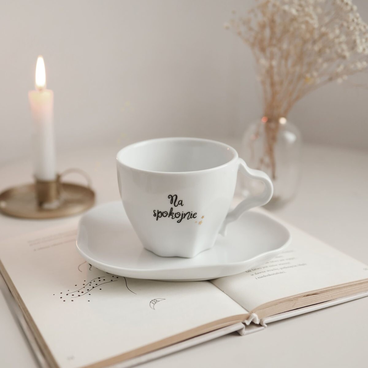 Biała Asymetryczna Filiżanka Porcelanowa ze Spodkiem 200 ml - Napis Na Spokojnie ze Złotymi Gwiazdkami dla Niej na Urodziny