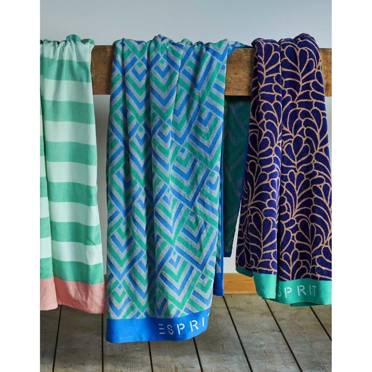 Ekskluzywny ręcznik plażowy w geometryczne wzory, kolorowy ręcznik, duży ręcznik luksusowy, ręcznik z weluru, Esprit, 100 x 180 cm