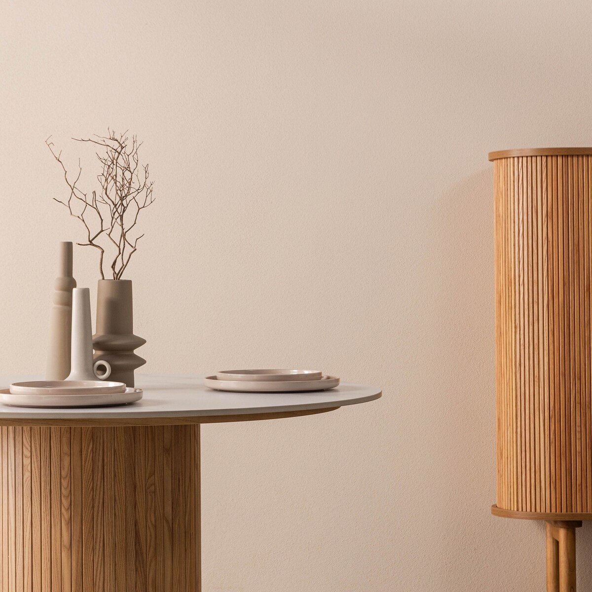 Stół okrągły lamele, efekt białego marmuru, spiek, jesion