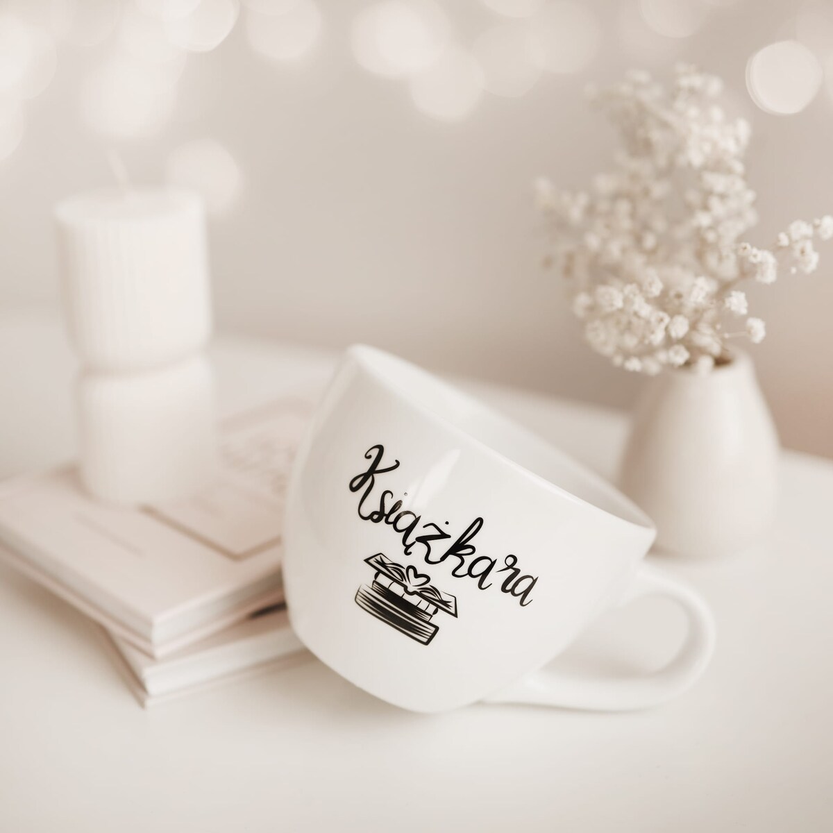 Kubek porcelanowy 500 ml „Książkara" — prezent dla miłośniczki książek, mola książkowego