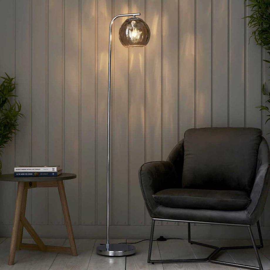 Szklana lampa podłogowa Dimple 97978 Endon kula przydymiona chrom