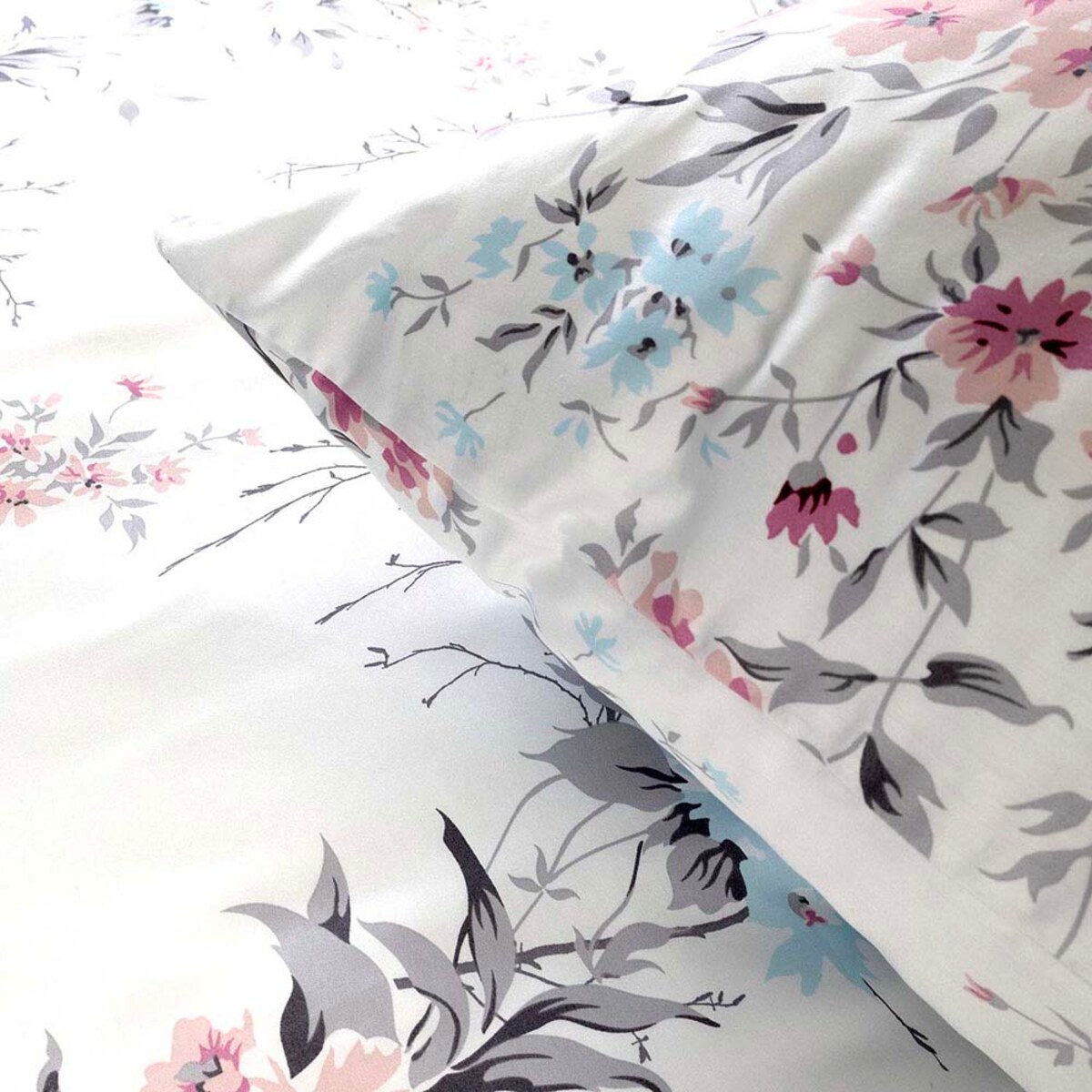 Pościel satyna bawełniana 160x200 Exclusive Gardenya biała w wiosenne różowe i niebieskie kwiaty