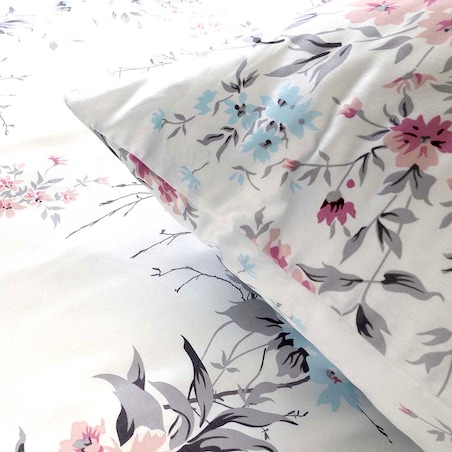 Pościel satyna bawełniana 160x200 Exclusive Gardenya biała w wiosenne różowe i niebieskie kwiaty