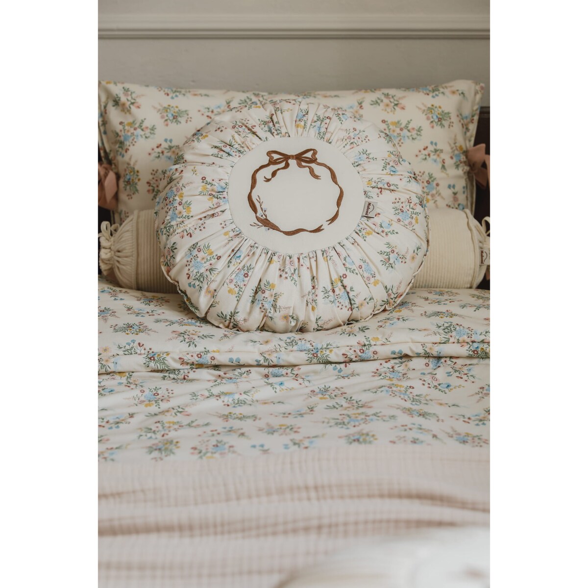 Poduszka dekoracyjna okrągła z haftem Blooming Meadow