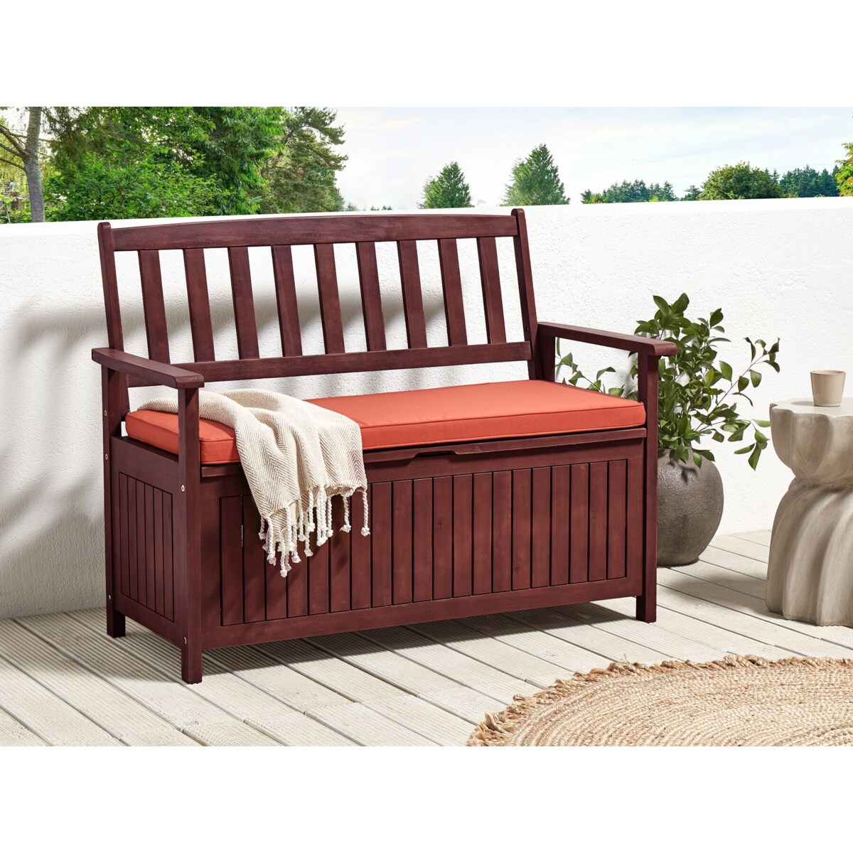 Ławka ogrodowa ze schowkiem 120 cm drewniana mahoniowy brąz z poduszką czerwoną SOVANA