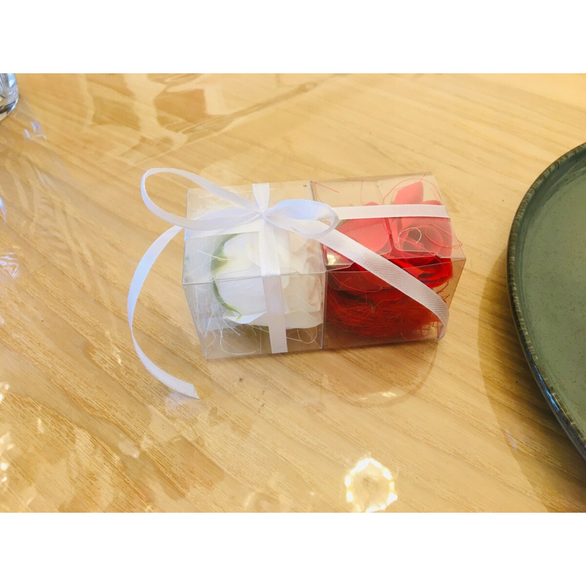 FLOWER BOX KWIATY MYDLANE RÓŻA BIAŁO CZERWONA na prezent upominek podarunek