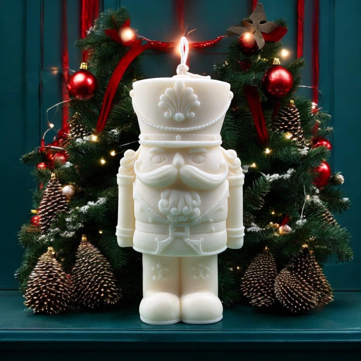 Świeca sojowa Dziadek do Orzechów – ręcznie robiona świąteczna dekoracja ecru