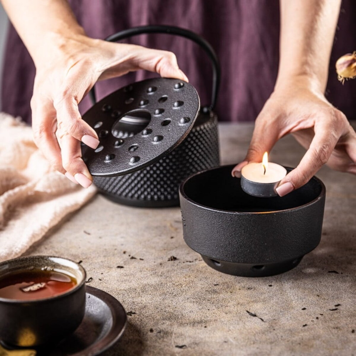 Czajniczek żeliwny z podgrzewaczem Zaparzacz do herbaty ziół 0.8L KINGHOFF