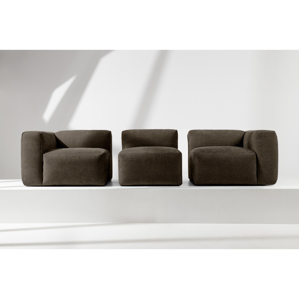 KONSIMO BUFFO 3-osobowa sofa z wyjątkowo miękkim i wygodnym siedziskiem, kolor brązowy