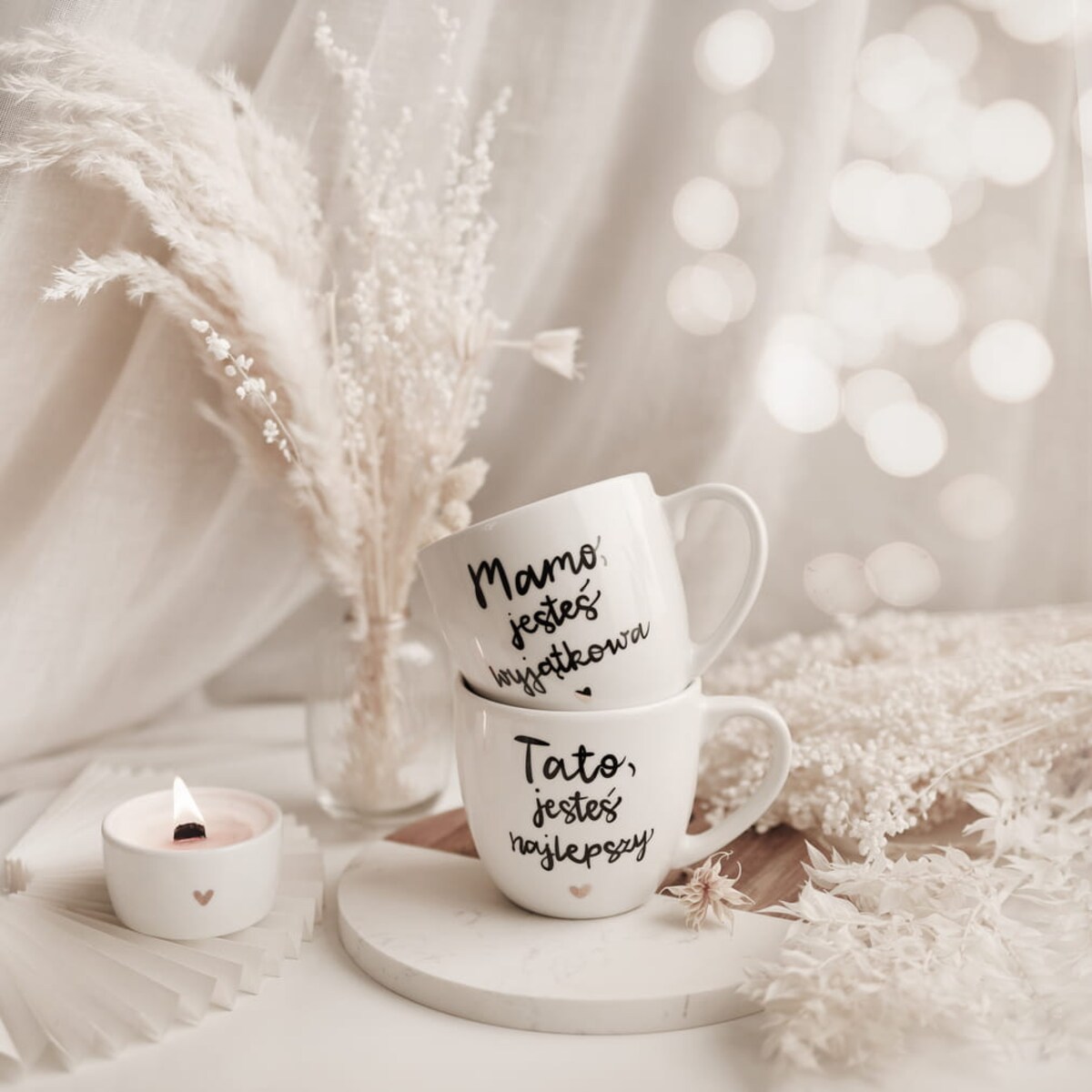 Zestaw 2 białych kubków porcelanowych 300 ml - motyw złotego serca z napisami Mamo jesteś wyjątkowa i Tato jesteś najlepszy dla rodziców na Dzień Matki i Ojca