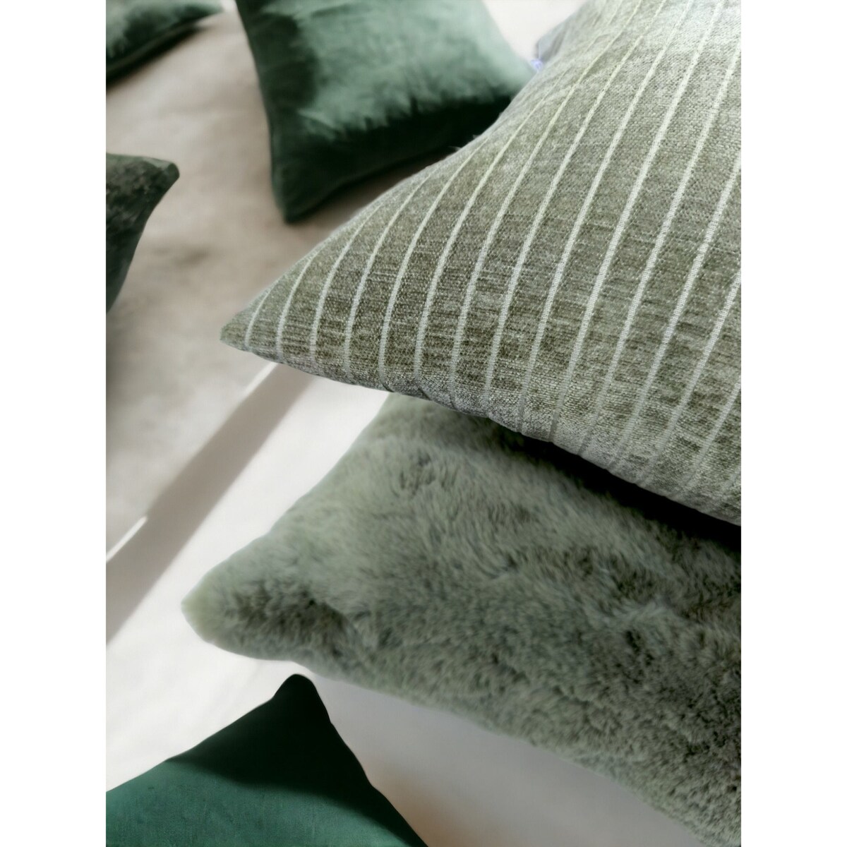Zielona poduszka dekoracyjna w prążki 45x45 Lines
