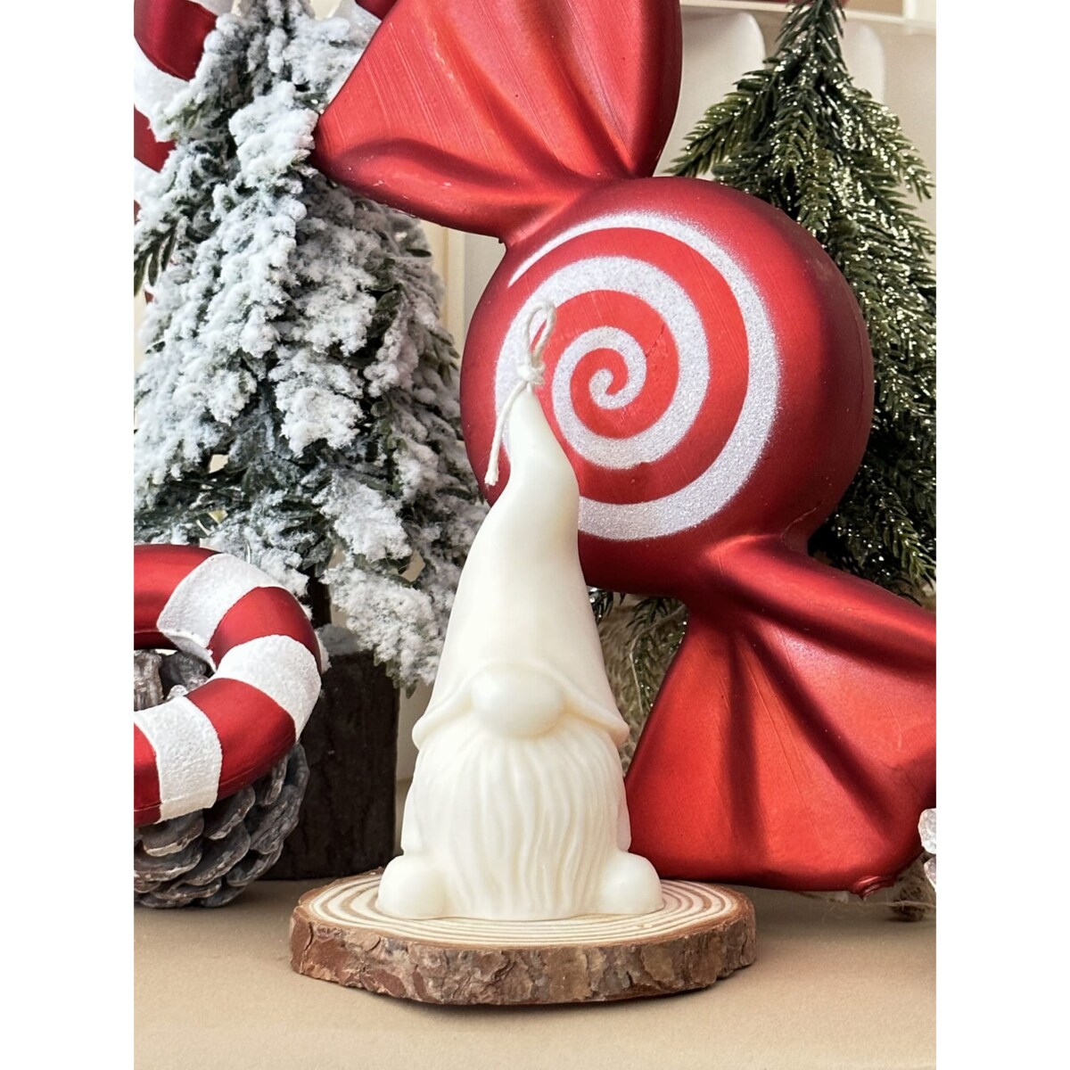 Mały świąteczny skrzat z wosku sojowego – świeca dekoracyjna