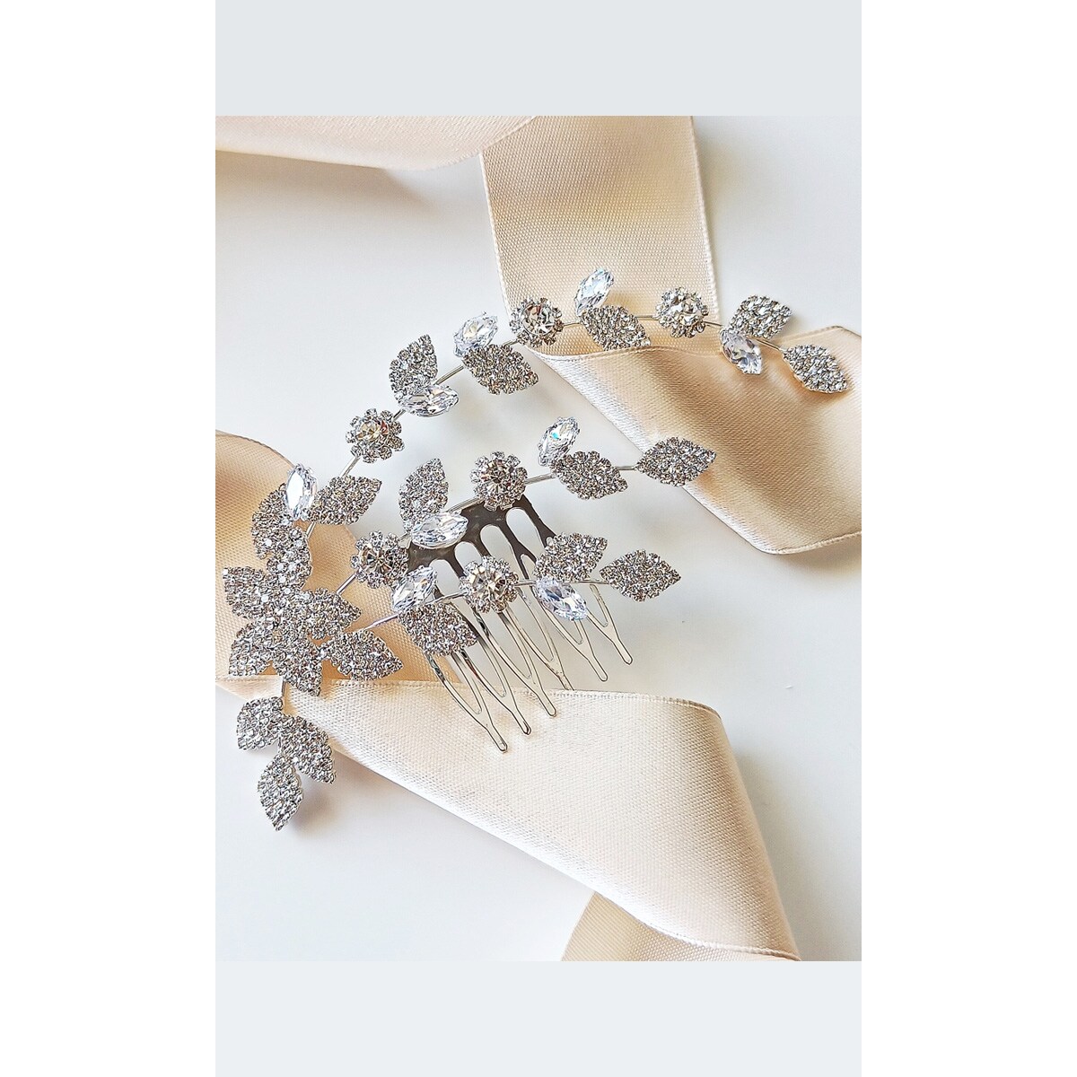 Srebrny rozłożysty grzebyk ślubny z motywem listków i cyrkonii