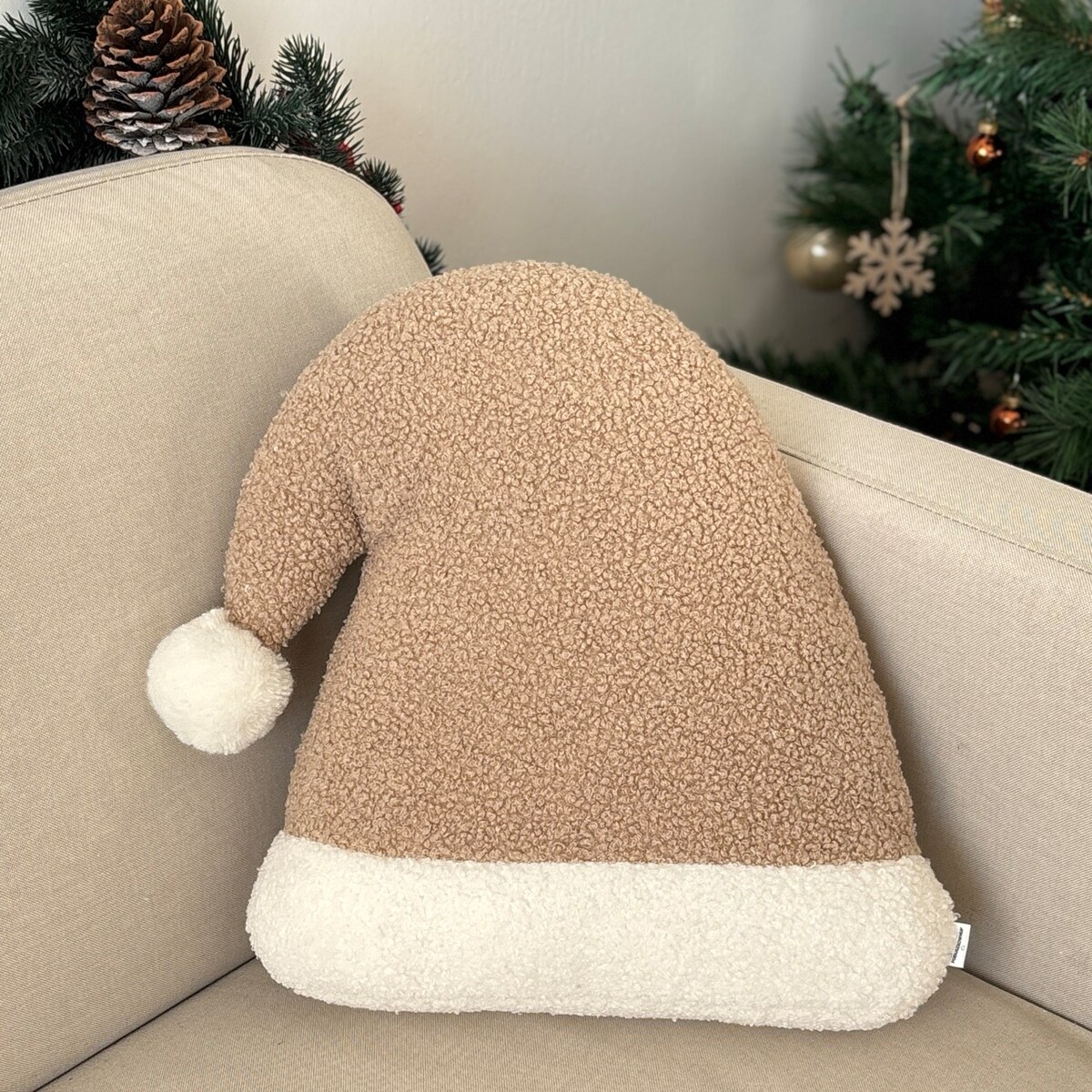 Poduszka w kształcie czapki Mikołaja beżowa boucle