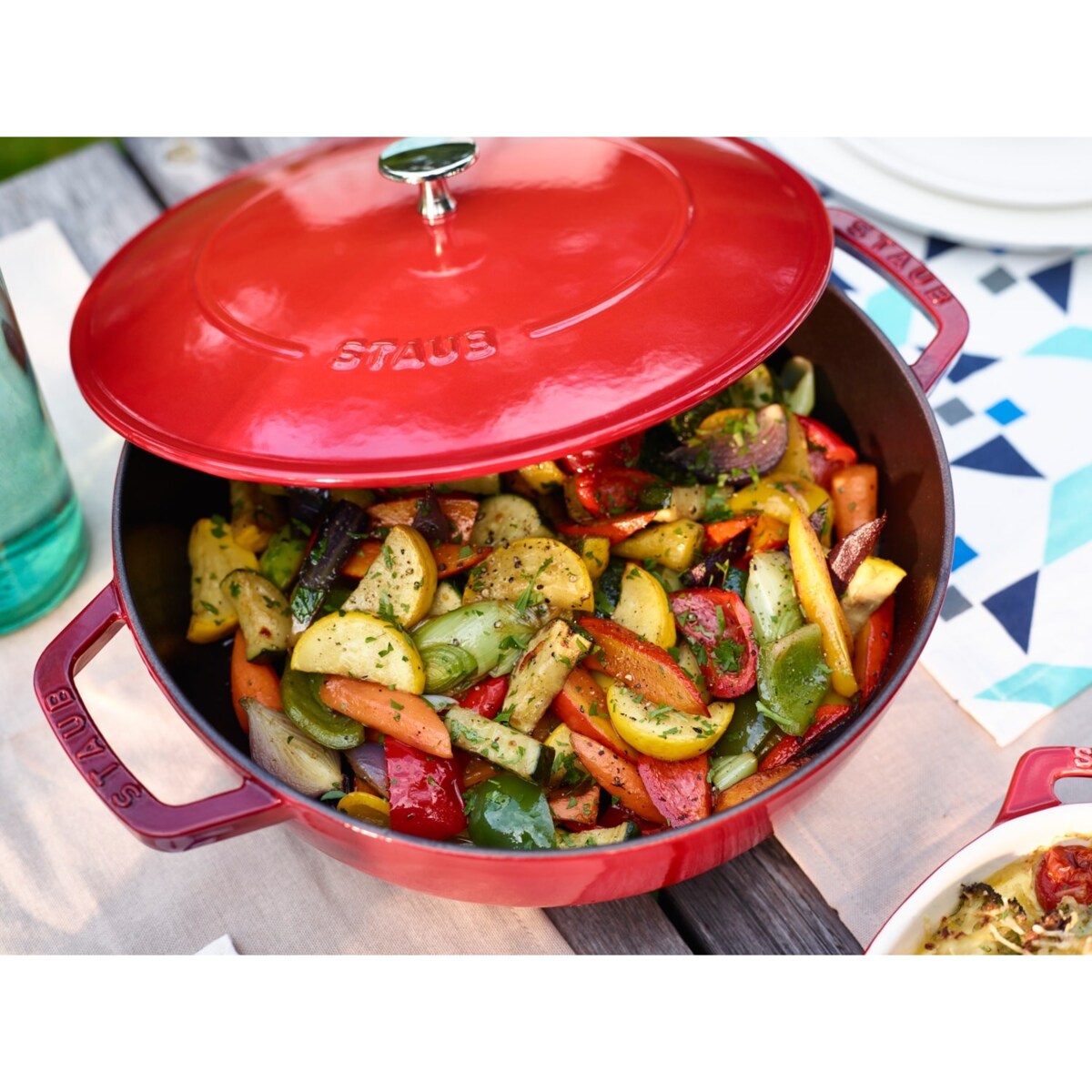 Głęboka patelnia do duszenia z pokrywką Staub - 24 cm, Czerwony