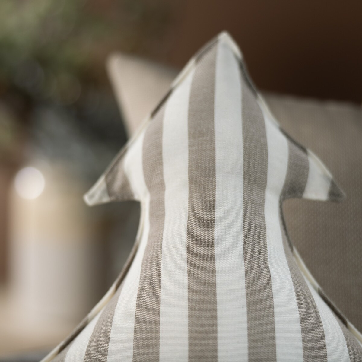 Poduszka Choinka 38x40cm, beżowo-białe pasy (1,5cm), 38x40x8cm, Christmas