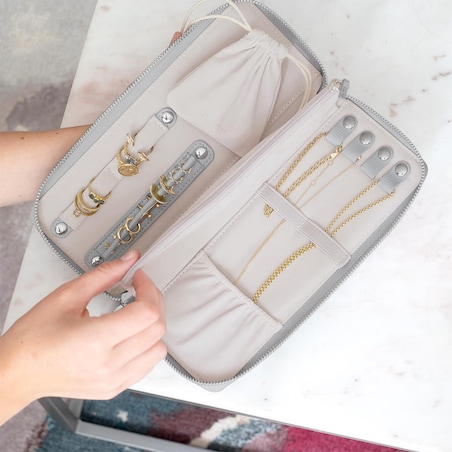 Pudełko podróżne na biżuterię z miejscem na pierścionki Stackers kamienna szarość