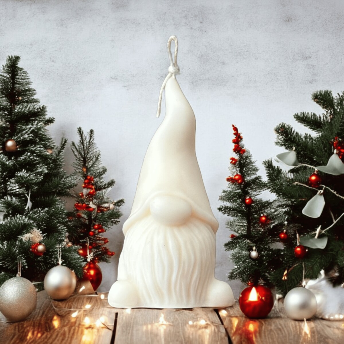 Mały świąteczny skrzat z wosku sojowego – świeca dekoracyjna