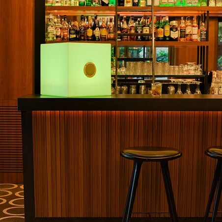 Lampa stojąca przenośna LUMCBP45WLNW King Home LED 1W 6000K IP65 z głośnikiem biała