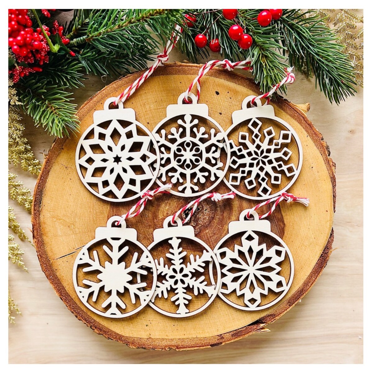 Zestaw drewnianych zawieszek choinkowych