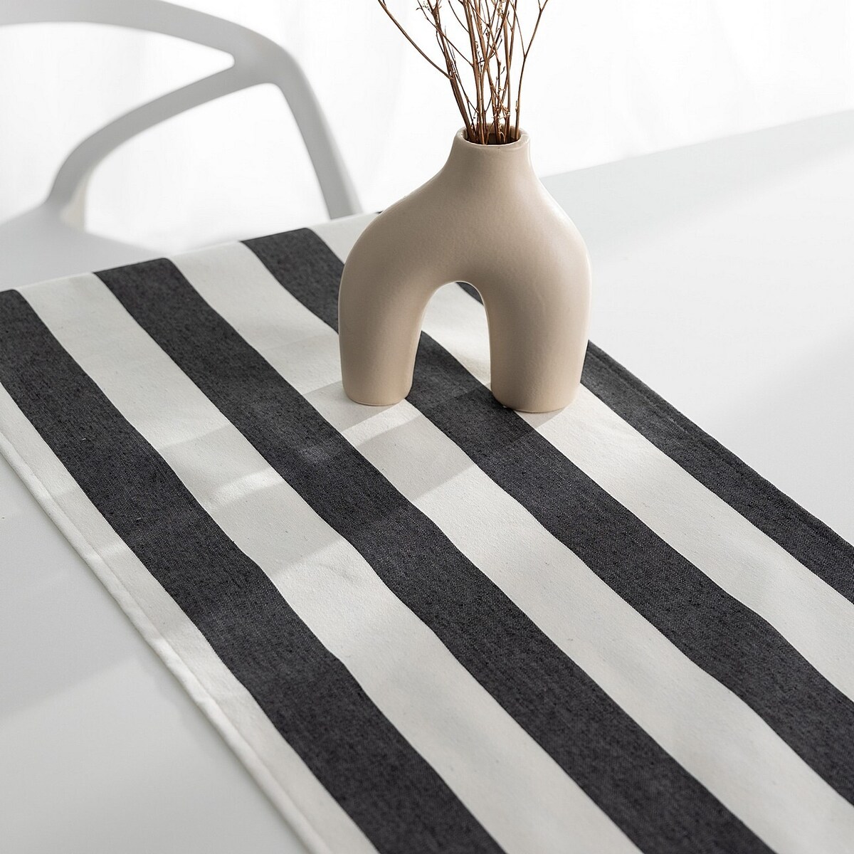 Bieżnik z falbaną 40x160 cm 40x160 biało-grafitowe pionowe pasy (5,5cm)