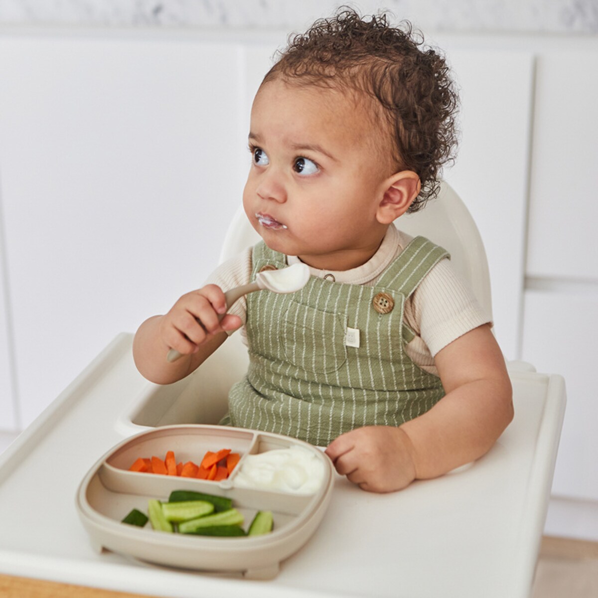 Talerzyk z przyssawką dla dzieci BLW – trójdzielny zaokrąglony 2w1 latte b.box