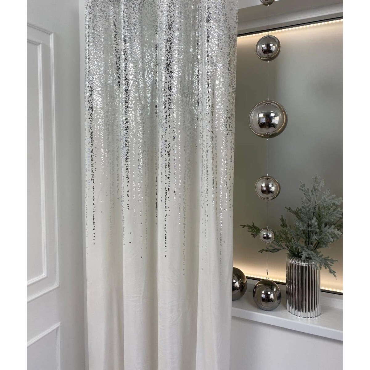 zasłona welurowa "srebrny deszcz" 140x270 na taśmie marszczącej. biały