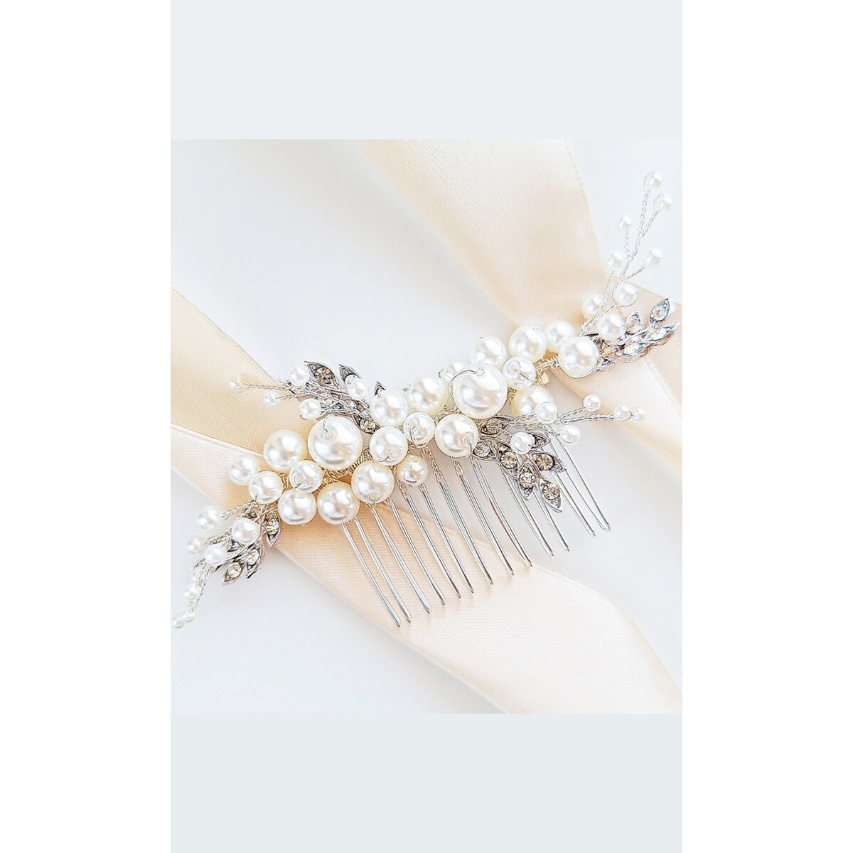 Delikatny grzebyk ślubny z perełkami i listkami