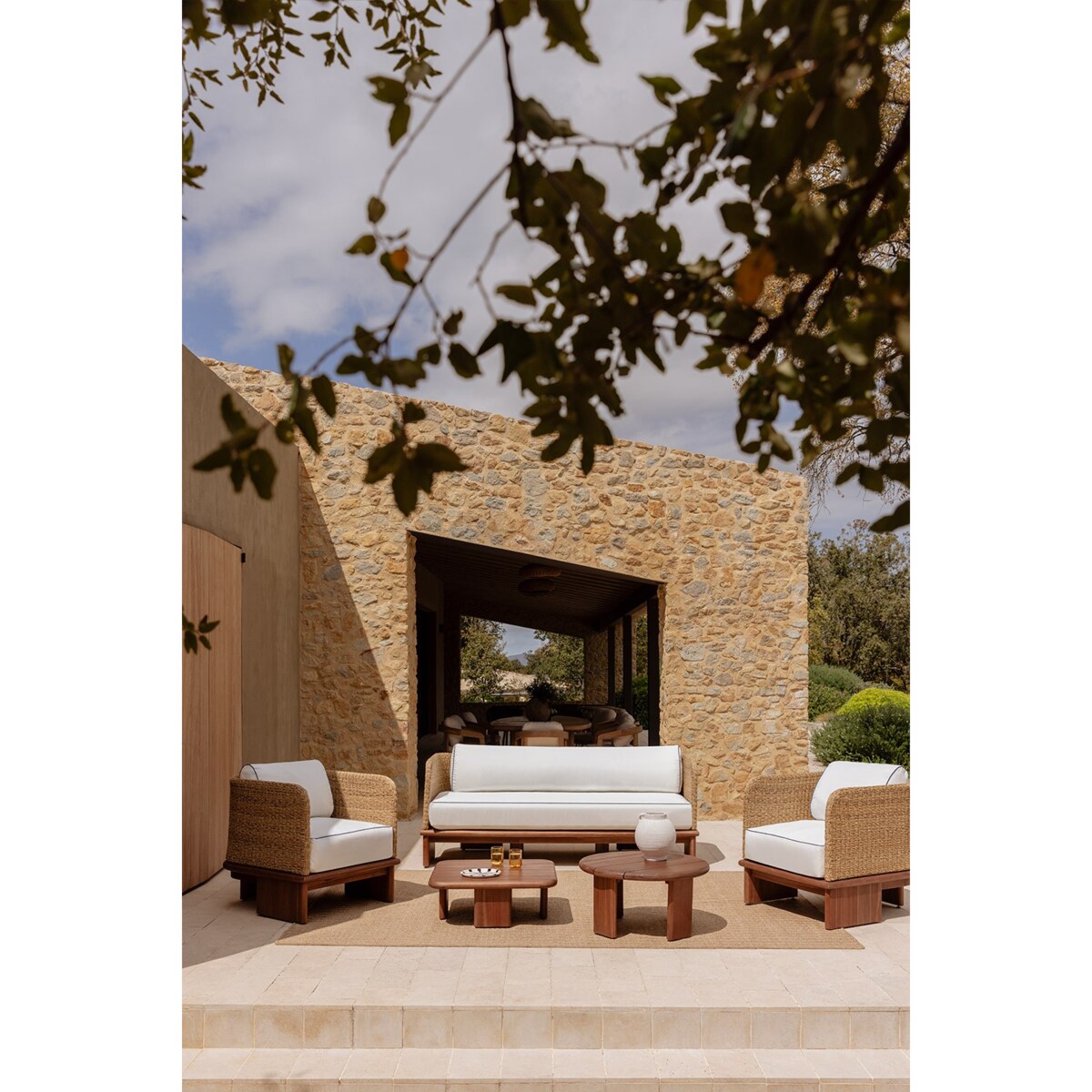 Zestaw ogrodowy: sofa 3-osobowa, 2 fotele i 2 stoliki z rattanu i drewna Famara brąz