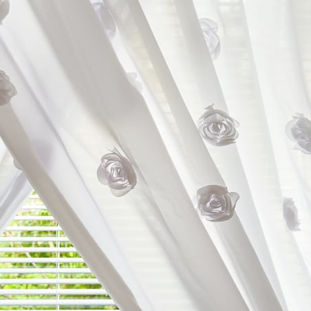 Firana zakładana z szyfonu "french roses" z wyszywanymi różami | taśma 400x250