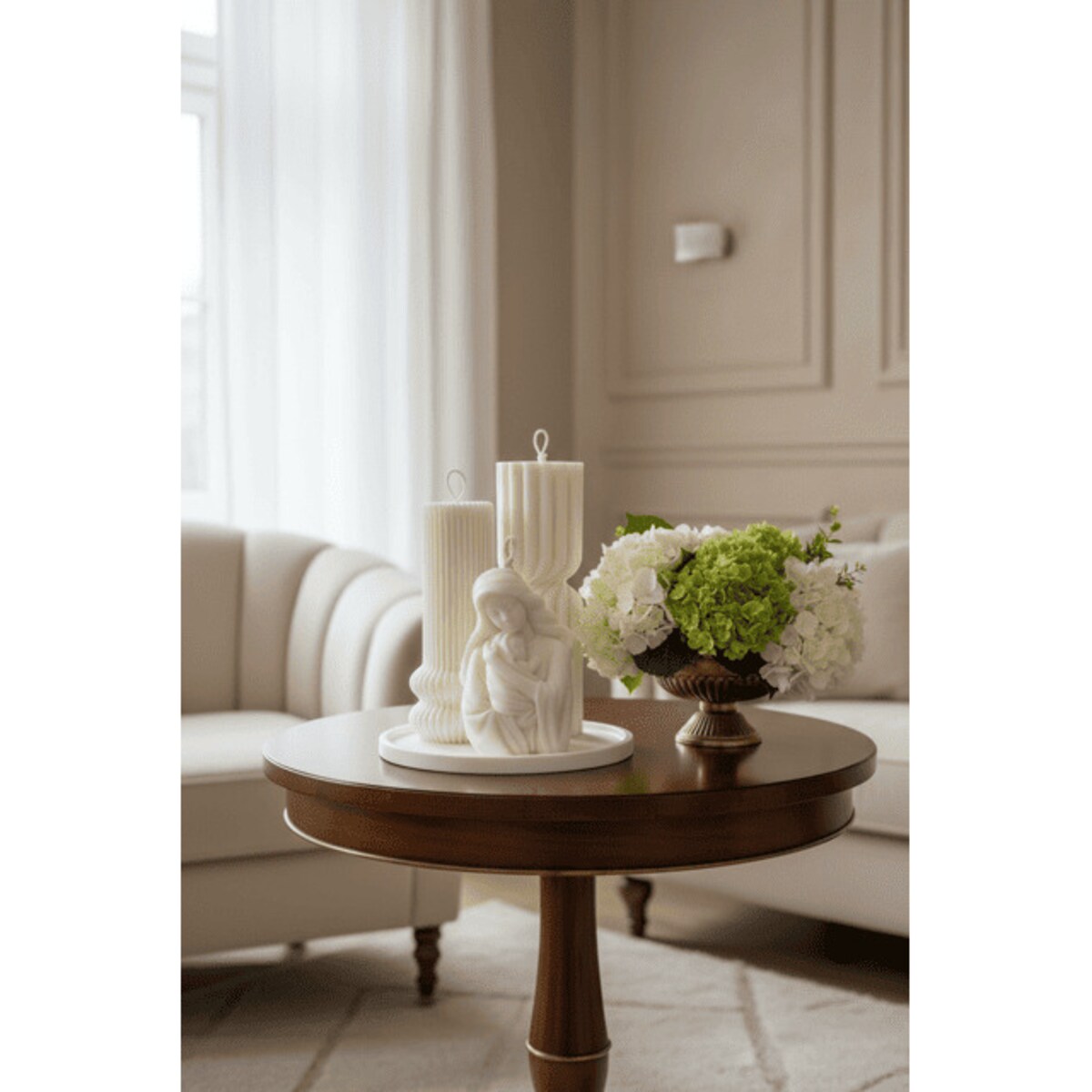 Zestaw świec sojowych Maryja z Dzieciątkiem na dekoracyjnej tacy – subtelny prezent z torbą prezentową GRATIS