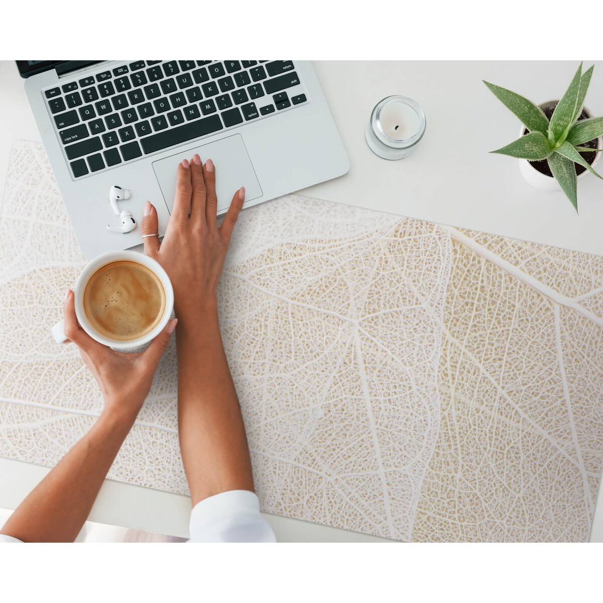 Beżowa mata na biurko Liść w delikatnym wzorze, 100x50 cm