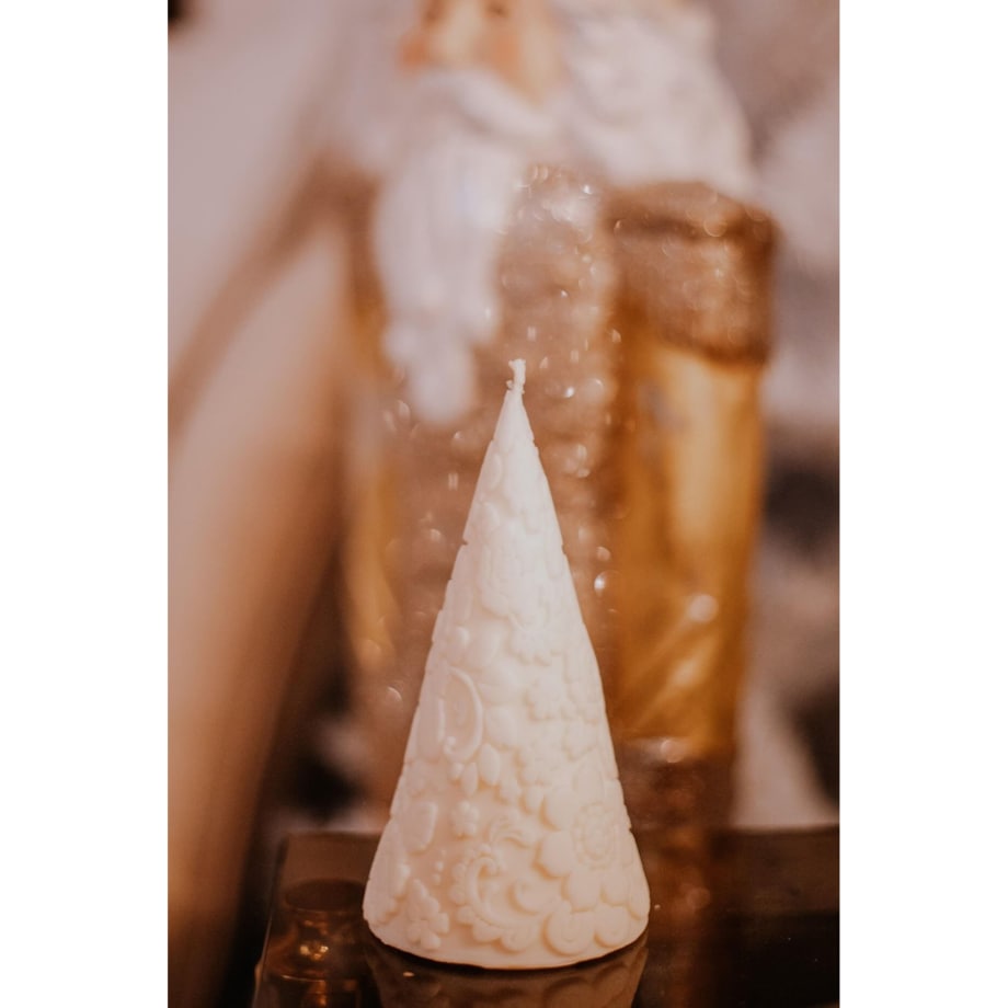 Świąteczna świeca choinka z wosku sojowego – dekoracja z motywem kwiatowym