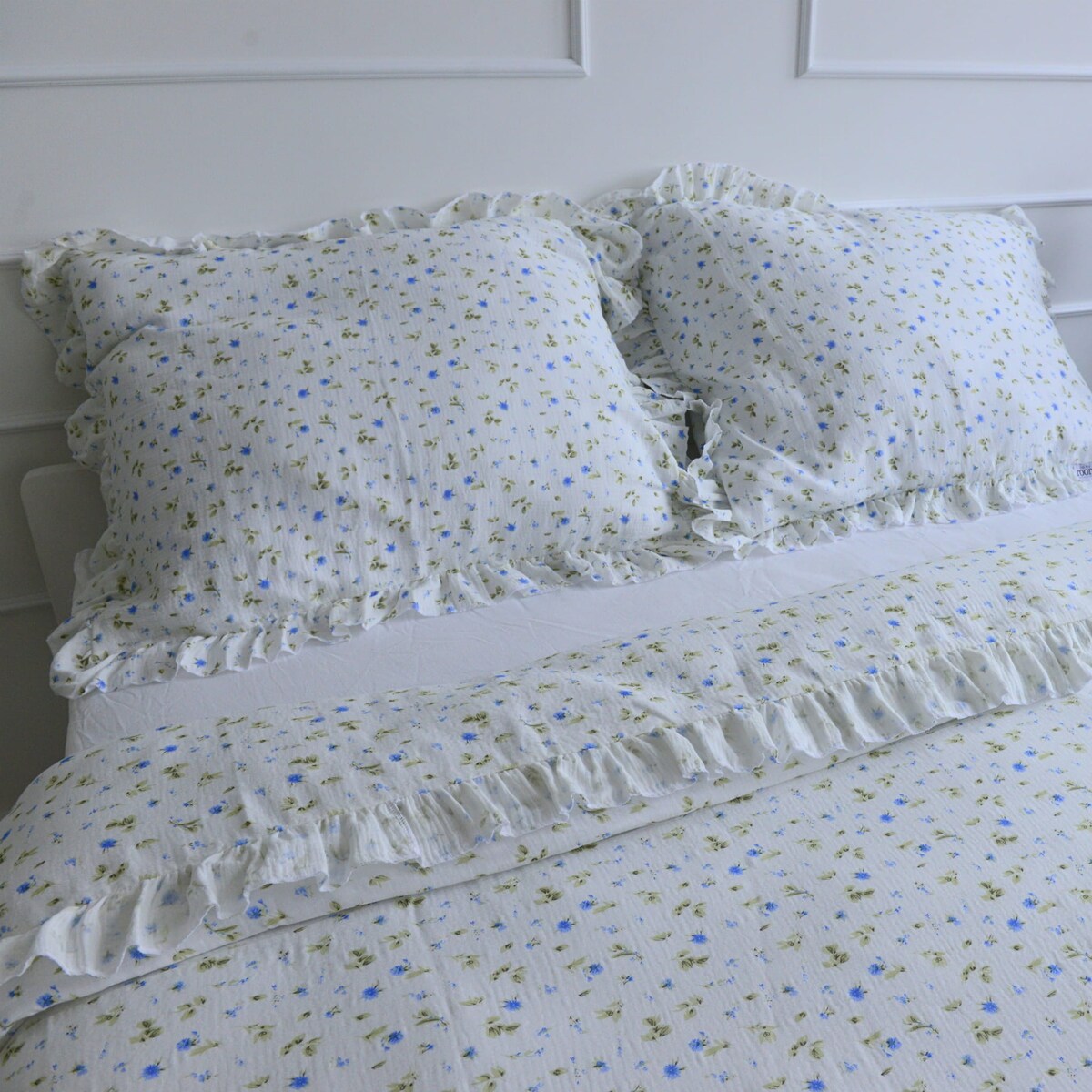 Pościel Muślinowa Z Ozdobną Falbanką Komplet Zestaw 200X200 Cm Niebieskie Kwiatki + 2 Poduszki 70X80 Cm