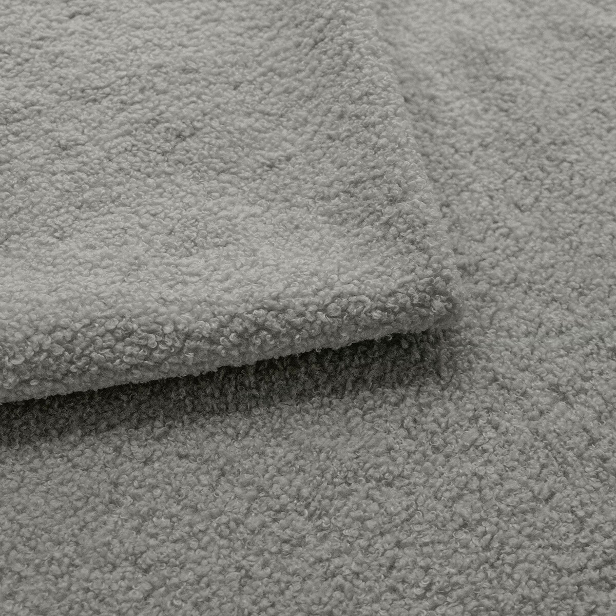 Sofa rozkładana ALOO obita tkaniną boucle z ozdobnymi poduszkami jasnoszara