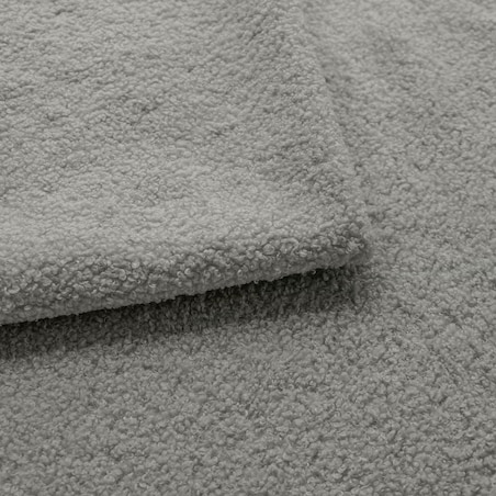 Sofa rozkładana ALOO obita tkaniną boucle z ozdobnymi poduszkami jasnoszara