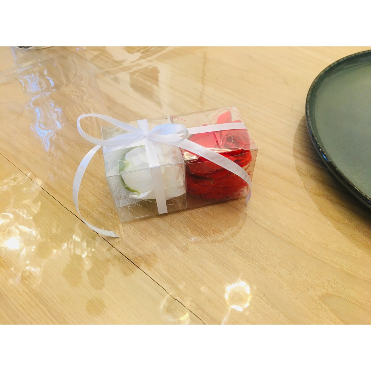 FLOWER BOX KWIATY MYDLANE RÓŻA BIAŁO CZERWONA na prezent upominek podarunek