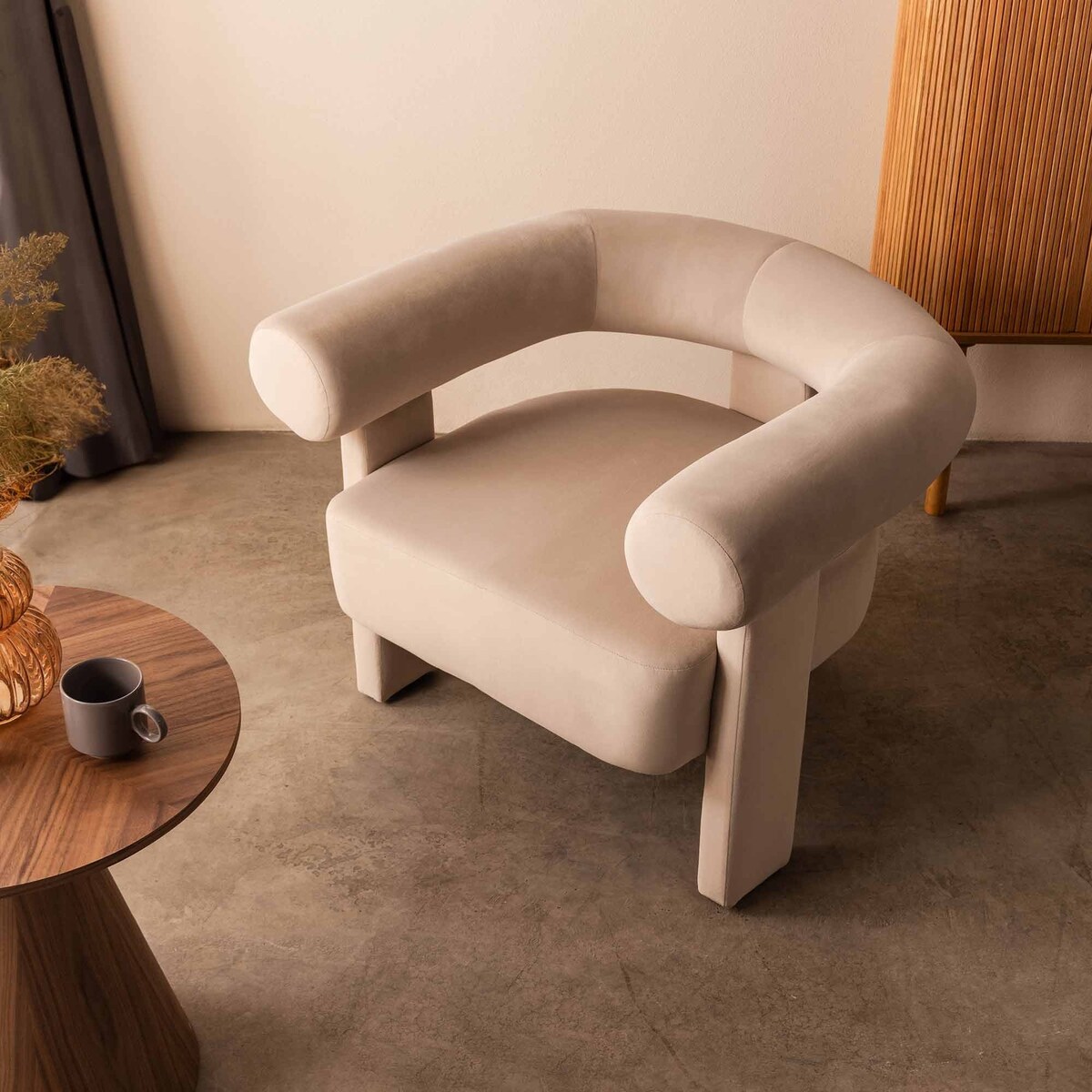 Fotel wypoczynkowy jasnobeżowy welur