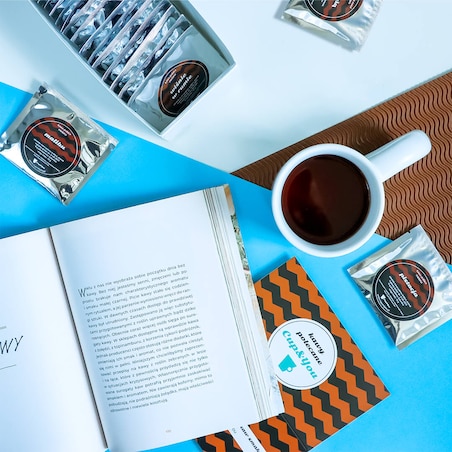 ZESTAW PREZENTOWY "KAWY POLECANE CUP&YOU" 20 RÓŻNYCH SMAKÓW KAW DESEROWYCH W SASZETKACH PO 10G NA 20 30 40 50 60 URODZINY IMIENINY DLA KOBIETY FACETA