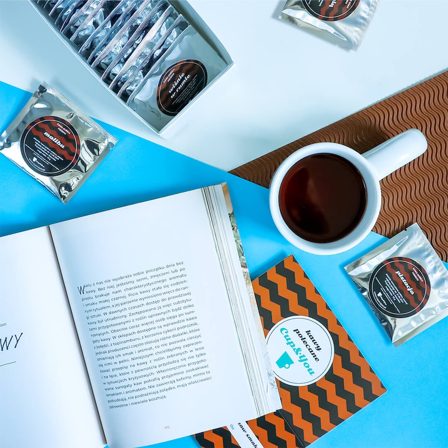 ZESTAW PREZENTOWY "KAWY POLECANE CUP&YOU" 20 RÓŻNYCH SMAKÓW KAW DESEROWYCH W SASZETKACH PO 10G NA 20 30 40 50 60 URODZINY IMIENINY DLA KOBIETY FACETA
