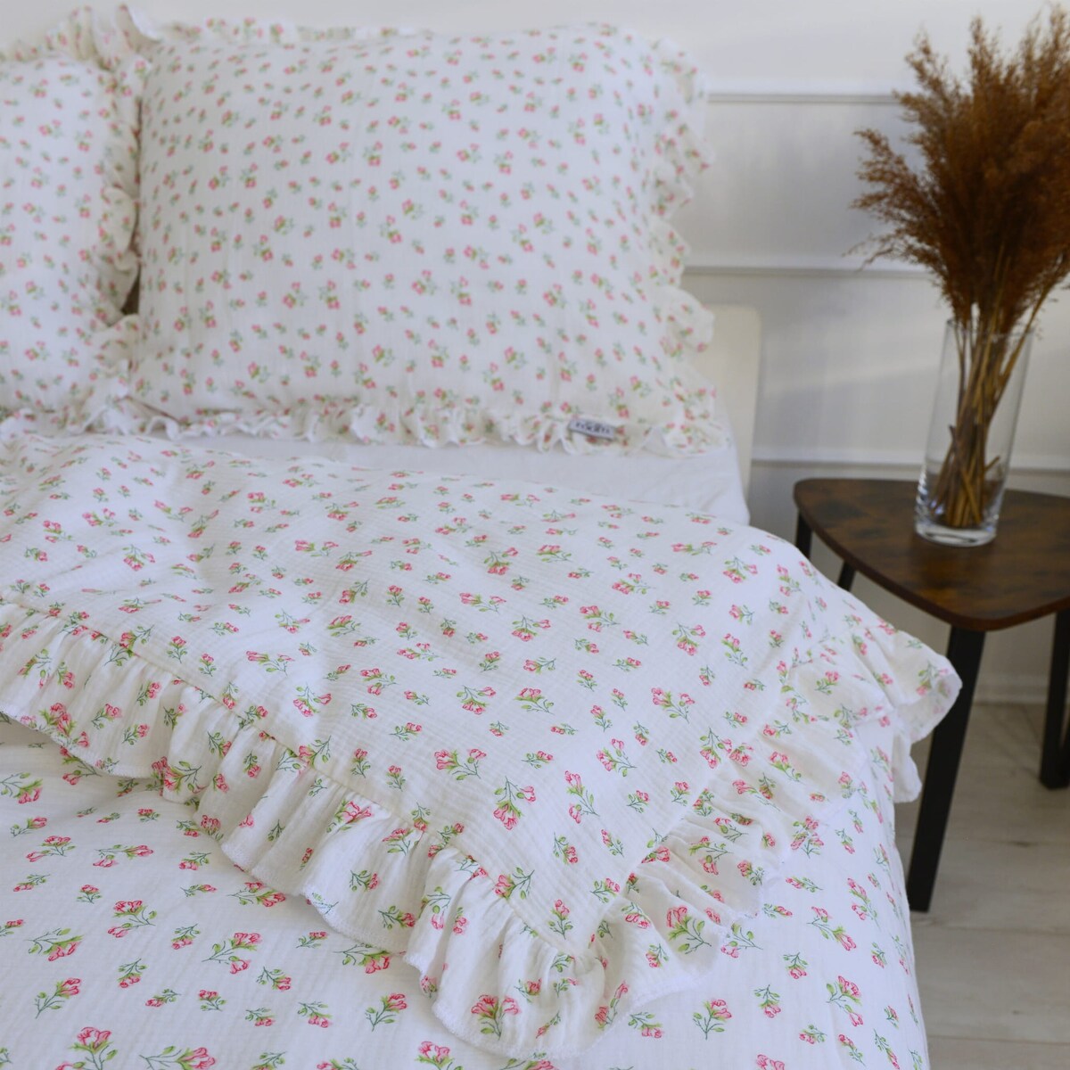 Pościel Muślinowa Z Ozdobną Falbanką Komplet Zestaw 140X200 Cm Czerwone Kwiatki + Poduszka 70X80 Cm