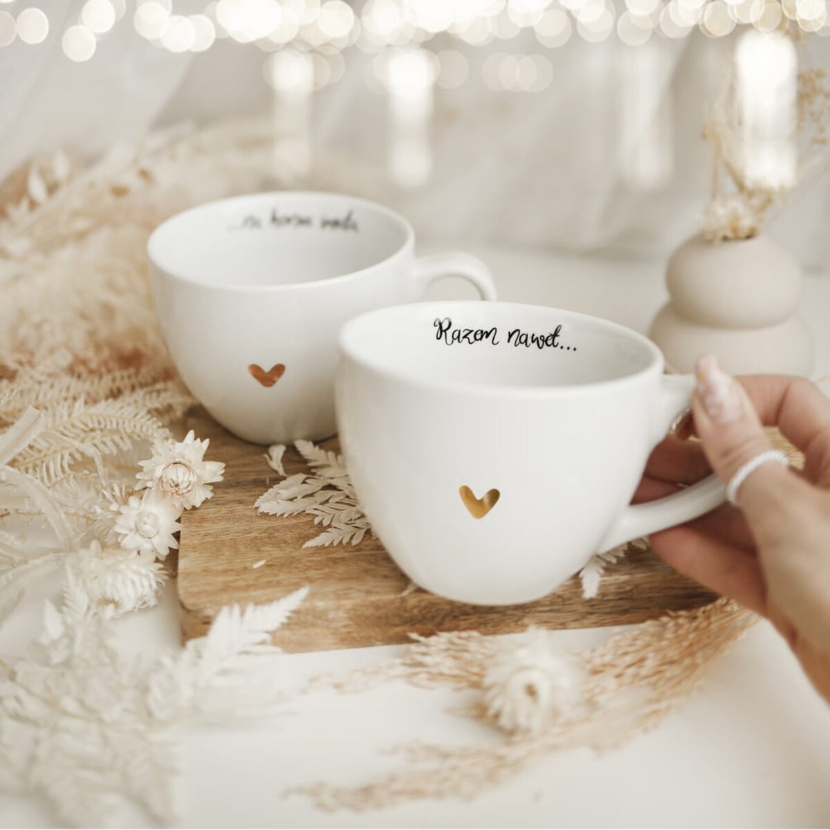 Zestaw 2 białych kubków porcelanowych 500 ml - napis razem nawet na koniec świata ze złotym sercem dla pary na walentynki