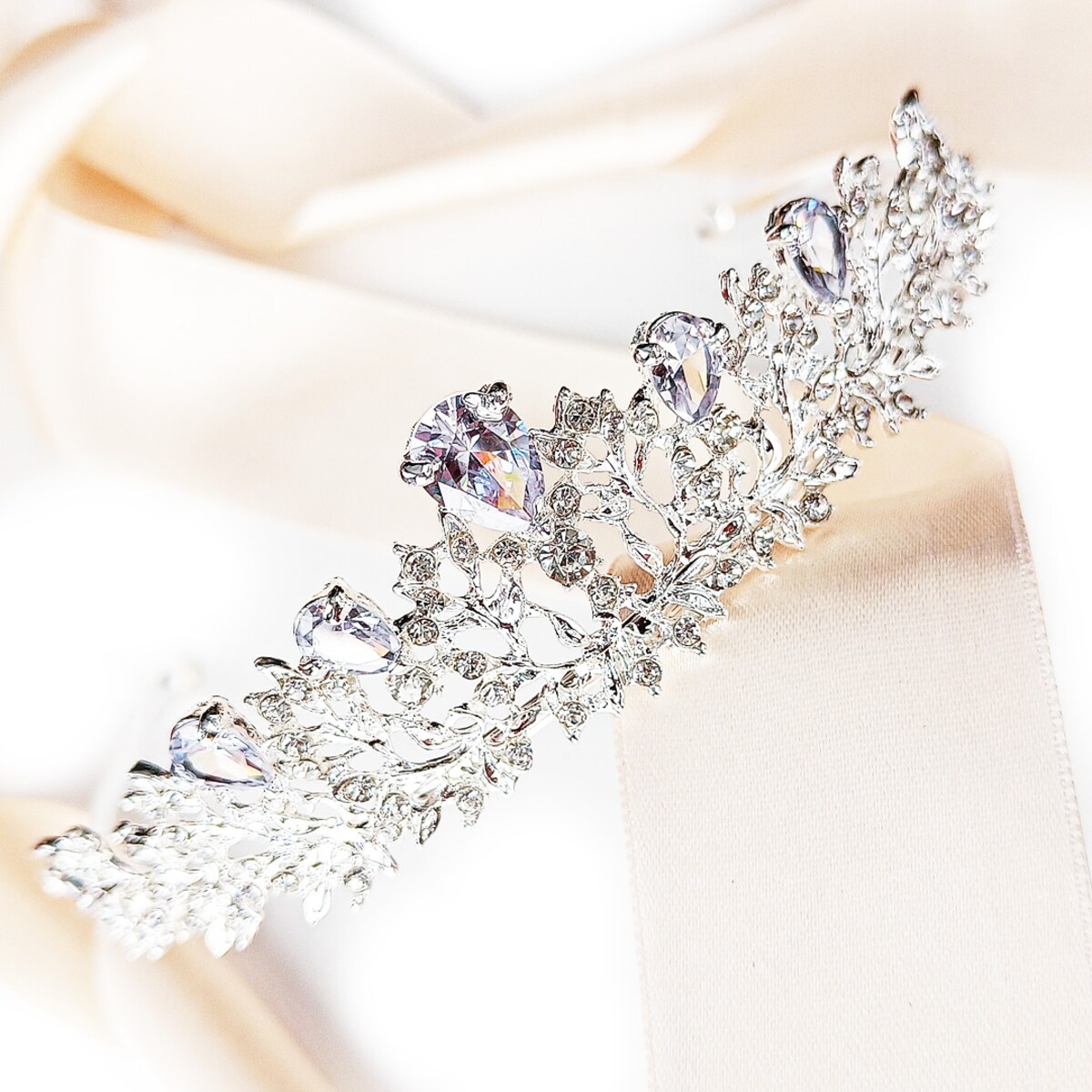 Srebrna tiara diadem z listkami motyw roślinny