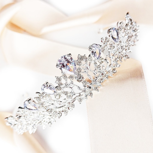 Srebrna tiara diadem z listkami motyw roślinny