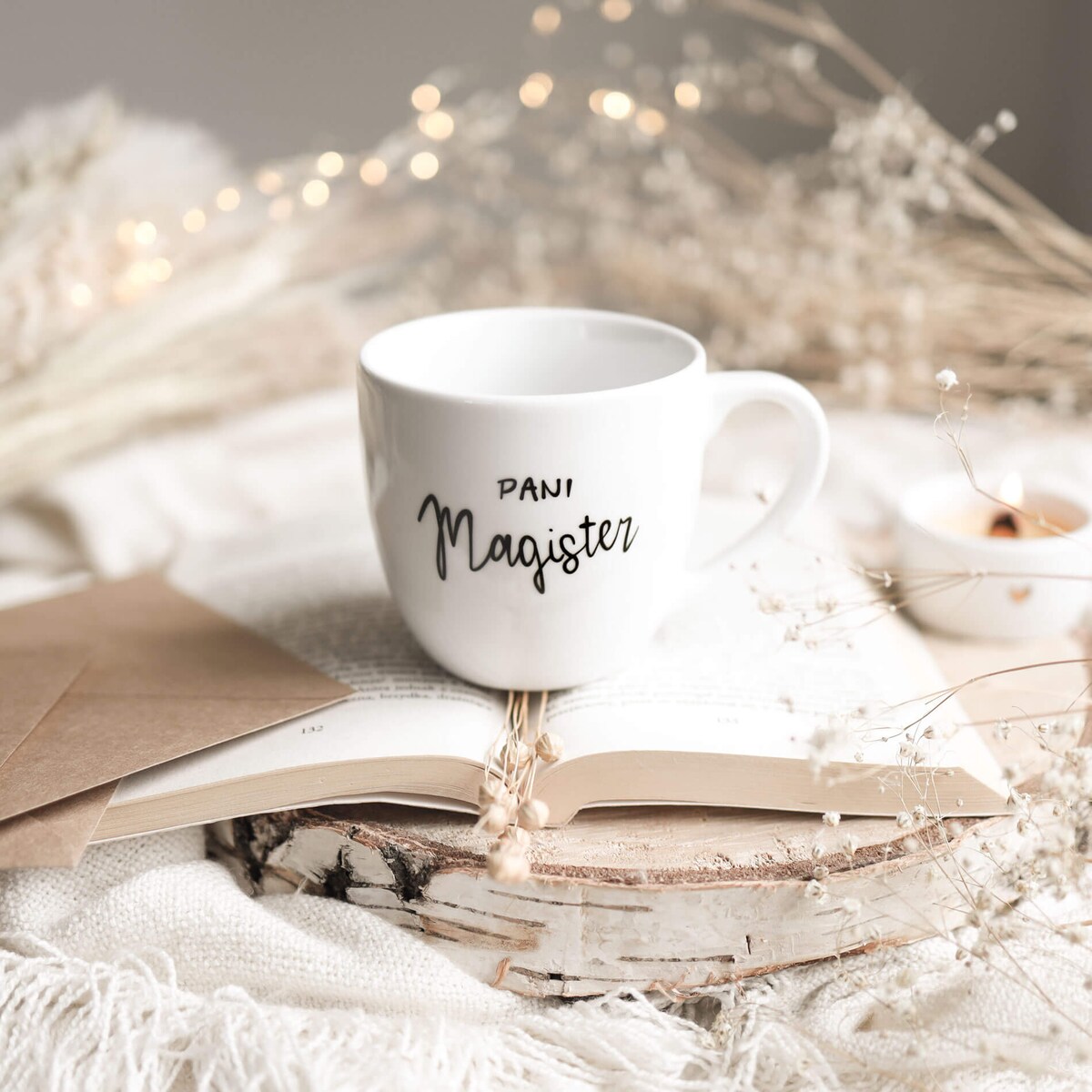 Biały kubek porcelanowy 300 ml - napis pani magister na ukończenie studiów dla absolwentki